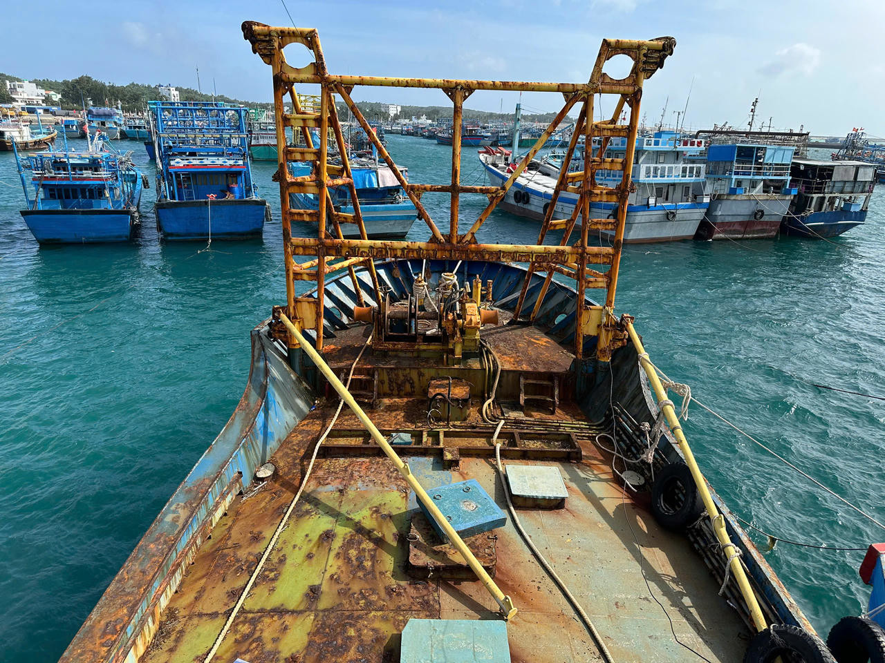 Chuyện thi hành án giữa trùng khơi