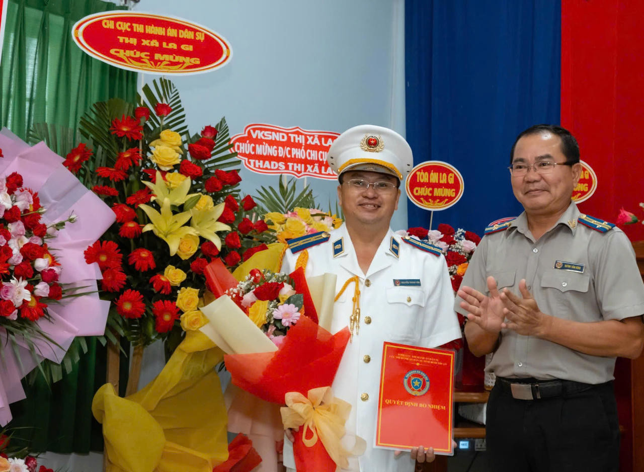 Từ một Kiểm s&aacute;t vi&ecirc;n, anh Nguyễn Th&agrave;nh Y&ecirc;n (b&ecirc;n tr&aacute;i) b&eacute;n duy&ecirc;n, kho&aacute;c l&ecirc;n m&igrave;nh m&agrave;u &aacute;o THADS.