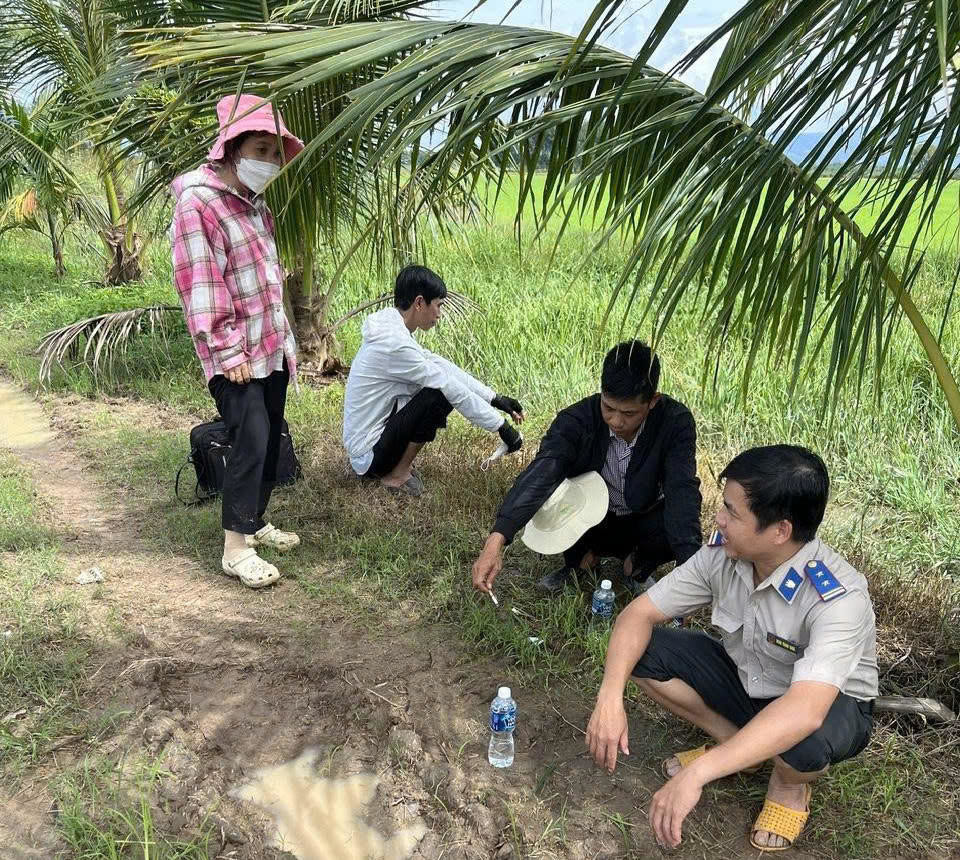 Nữ chấp h&agrave;nh vi&ecirc;n v&agrave; kinh nghiệm ki&ecirc;n tr&igrave; vận động, ki&ecirc;n quyết cưỡng chế