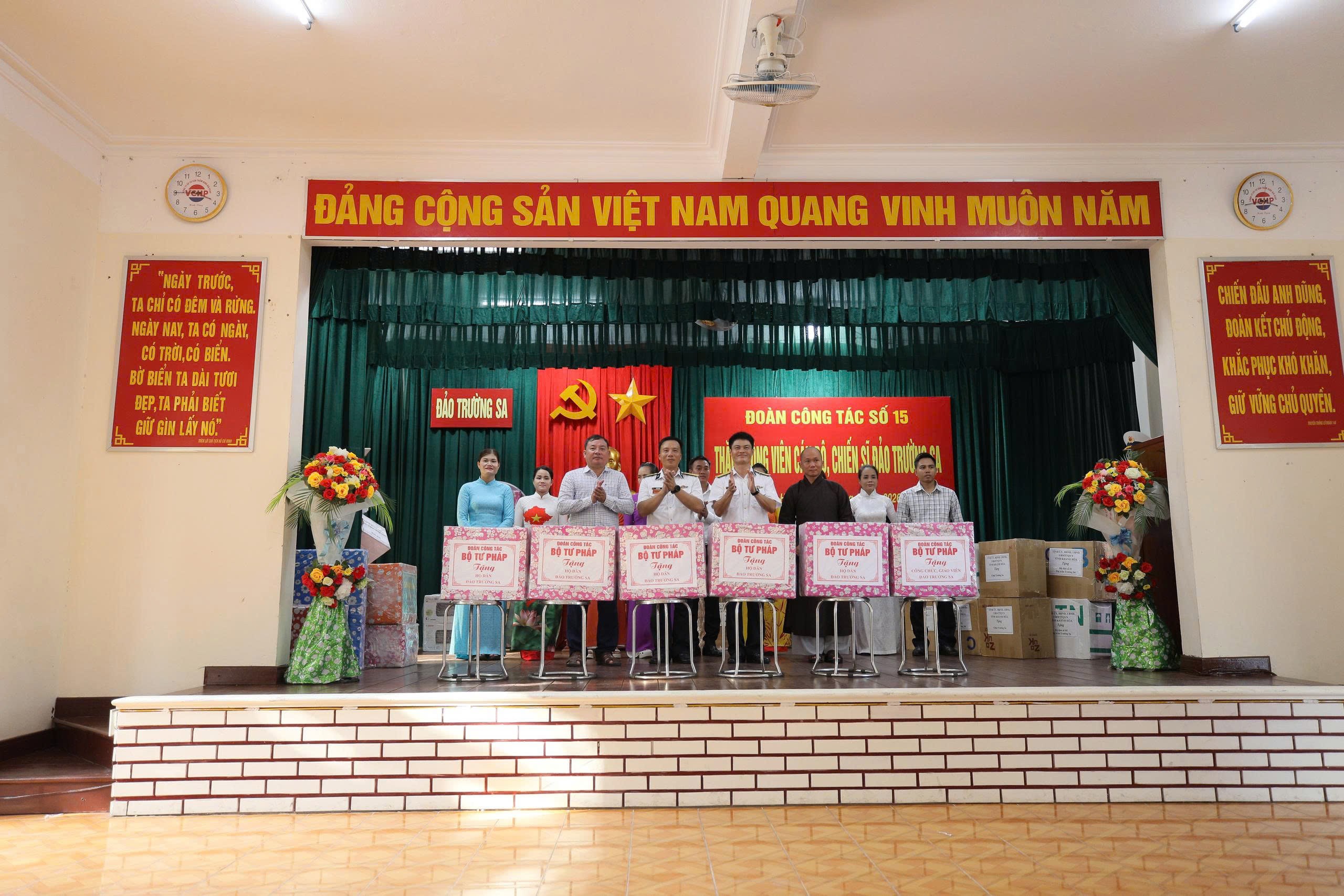 Đo&agrave;n C&ocirc;ng t&aacute;c của Bộ Tư ph&aacute;p - Khẳng định tinh thần Hiến ph&aacute;p giữa biển đảo thi&ecirc;ng li&ecirc;ng của Tổ quốc