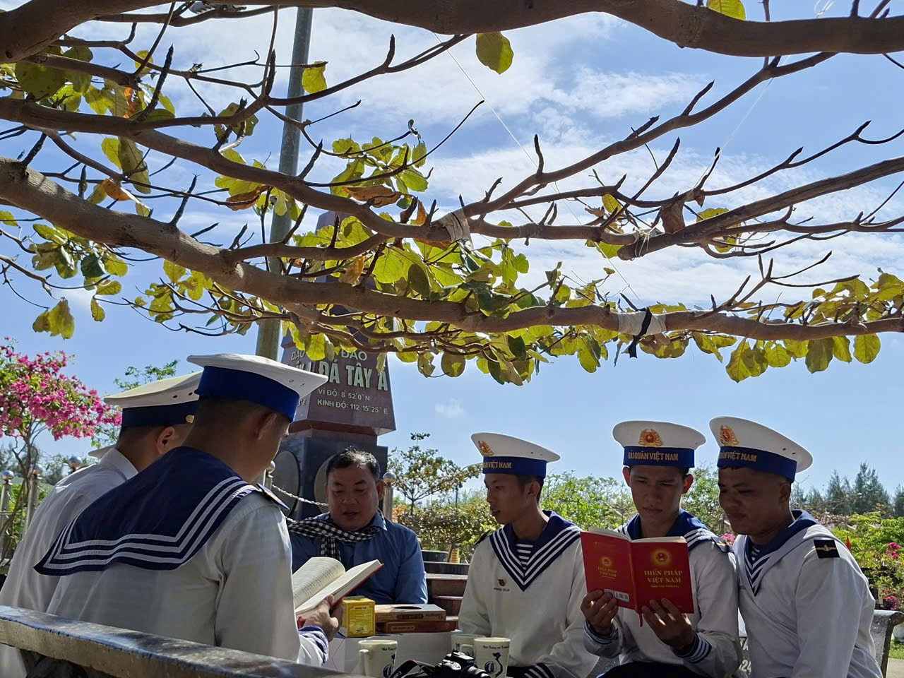 Đo&agrave;n C&ocirc;ng t&aacute;c của Bộ Tư ph&aacute;p - Khẳng định tinh thần Hiến ph&aacute;p giữa biển đảo thi&ecirc;ng li&ecirc;ng của Tổ quốc