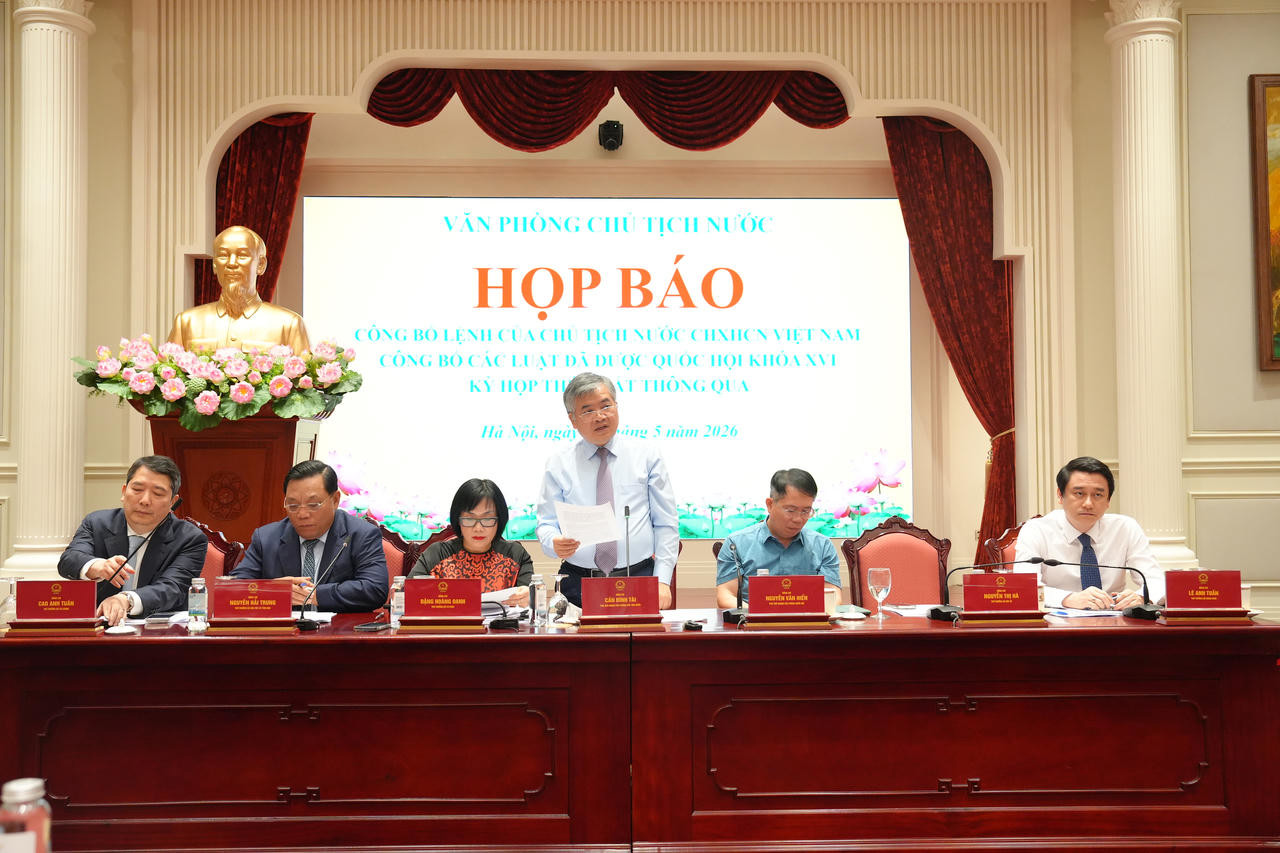 Phó Chủ nhiệm Văn phòng Chủ tịch nước Cấn Đình Tài chủ trì buổi họp báo.