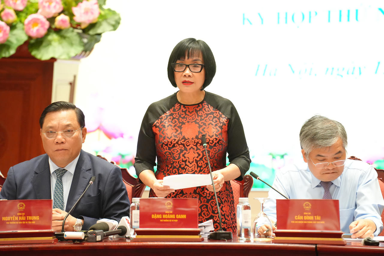 Thứ trưởng Đặng Hoàng Oanh giới thiệu một số nội dung cơ bản và trả lời nhiều câu hỏi của phóng viên về các Luật do Bộ Tư pháp được giao chủ trì soạn thảo.