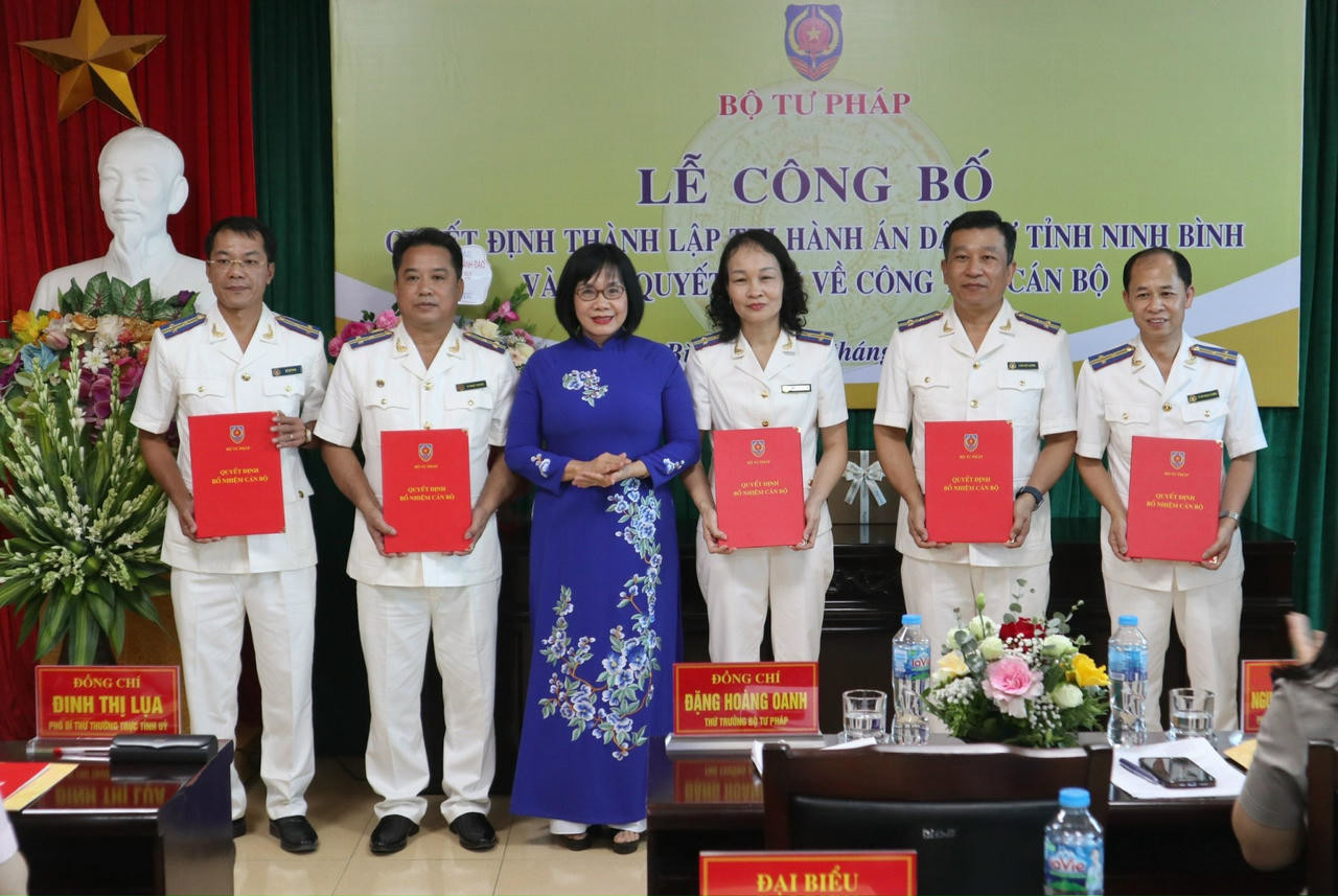 Thứ trưởng Bộ Tư ph&aacute;p Đặng Ho&agrave;ng Oanh trao Quyết định cho b&agrave; Ng&ocirc; Thị Hồng Nhung v&agrave; c&aacute;c Ph&oacute; trưởng THADS tỉnh Ninh B&igrave;nh.