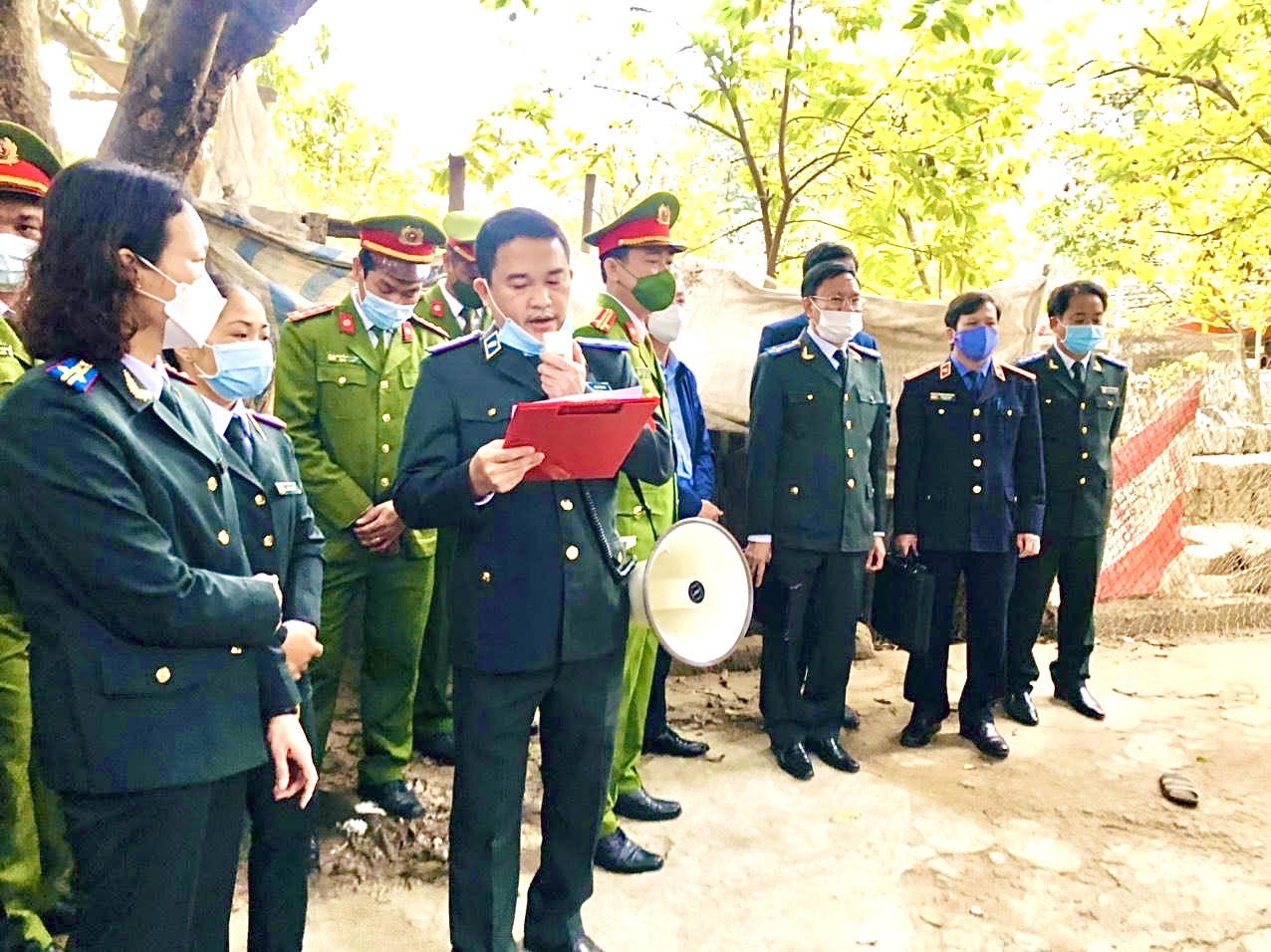 B&agrave; Ng&ocirc; Thị Hồng Nhung trực tiếp xuống hiện trường chỉ đạo c&ocirc;ng t&aacute;c cưỡng chế.