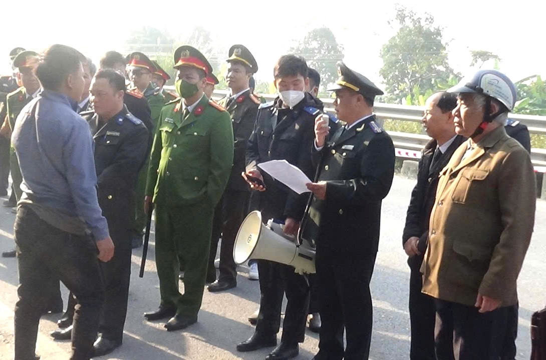 &Ocirc;ng Vũ Ngọc Phương đang trực tiếp xuống hiện trường chỉ đạo c&ocirc;ng t&aacute;c cưỡng chế