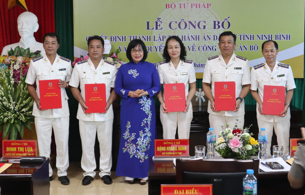 Thứ trưởng Bộ Tư ph&aacute;p Đặng Ho&agrave;ng Oanh dự v&agrave; trao quyết định cho &ocirc;ng Vũ Ngọc Phương (thứ 2 từ tr&aacute;i sang) tại Hội nghị c&ocirc;ng bố Quyết định Ph&oacute; Trưởng Thi h&agrave;nh &aacute;n tỉnh Ninh B&igrave;nh. 