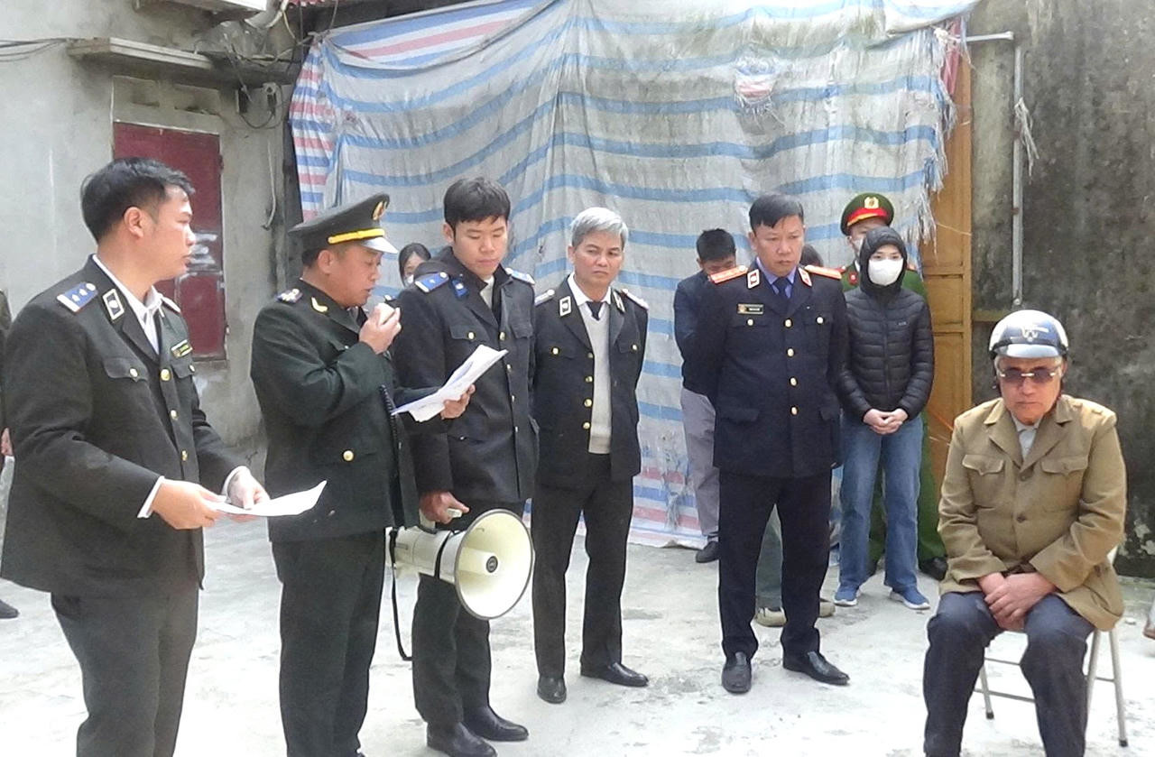 &Ocirc;ng Vũ Ngọc Phương trực tiếp xuống hiện trường&nbsp;vận động, thuyết phục người d&acirc;n trước khi tổ chức cưỡng chế.