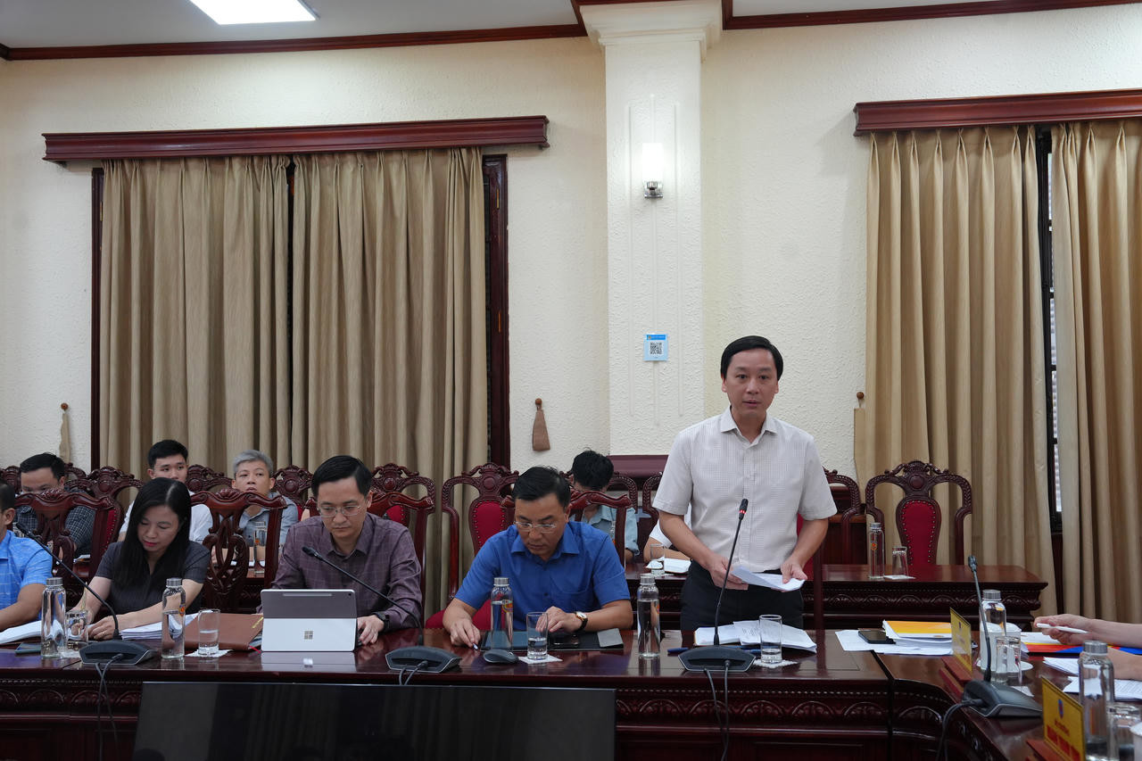Cục trưởng Cục Kế hoạch - T&agrave;i ch&iacute;nh Phan Anh Tuấn b&aacute;o c&aacute;o tại buổi l&agrave;m việc.