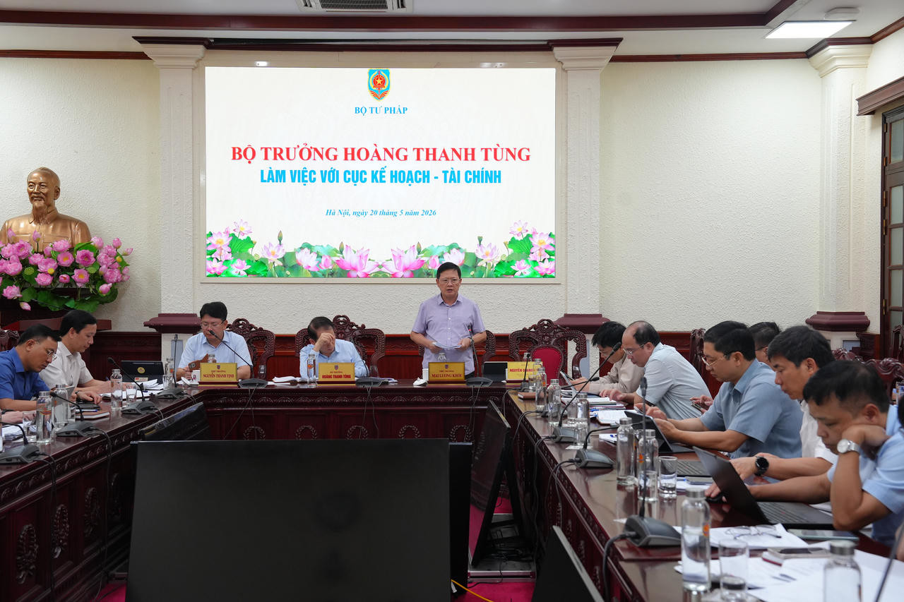 Thứ trưởng Mai Lương Kh&ocirc;i ph&aacute;t biểu tại buổi l&agrave;m việc.