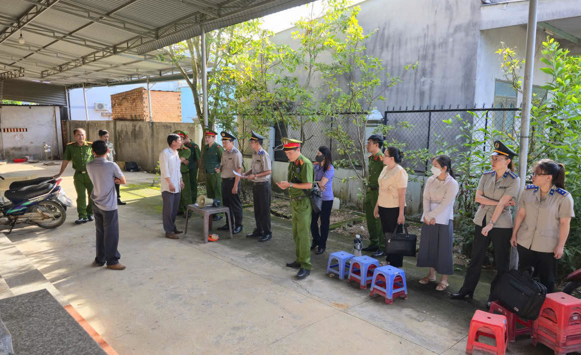 Chấp h&agrave;nh vi&ecirc;n Nguyễn Văn Lập c&ugrave;ng đồng nghiệp trong một buổi cưỡng chế thi h&agrave;nh &aacute;n.