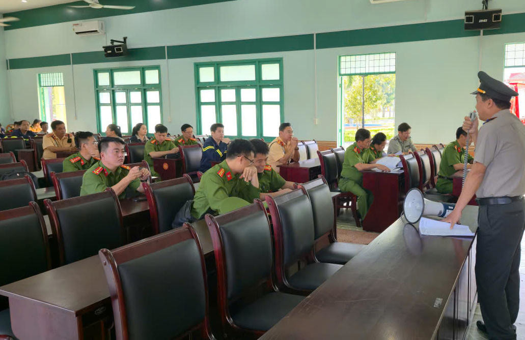 Trưởng ph&ograve;ng Nguyễn Văn Lập tại một buổi trao đổi về cưỡng chế thi h&agrave;nh &aacute;n với c&aacute;c lực lượng phối hợp li&ecirc;n ng&agrave;nh.