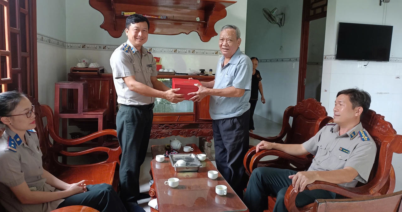 &Ocirc;ng Lập c&ugrave;ng c&aacute;n bộ THADS thăm hỏi, tri &acirc;n gia đ&igrave;nh c&oacute; c&ocirc;ng với c&aacute;ch mạng tại địa phương.