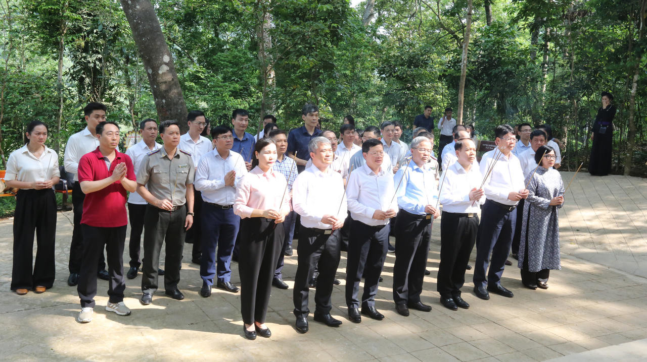 Bộ trưởng Ho&agrave;ng Thanh T&ugrave;ng v&agrave; c&aacute;c l&atilde;nh đạo Bộ Tư ph&aacute;p d&acirc;ng hương tại Khu di t&iacute;ch Tuy&ecirc;n Quang