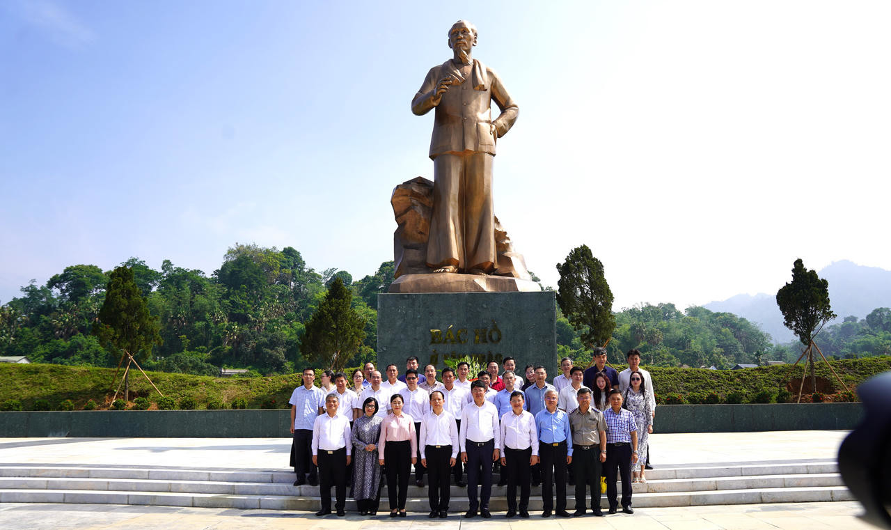 Bộ trưởng Ho&agrave;ng Thanh T&ugrave;ng v&agrave; c&aacute;c l&atilde;nh đạo Bộ Tư ph&aacute;p d&acirc;ng hương tại Khu di t&iacute;ch Tuy&ecirc;n Quang