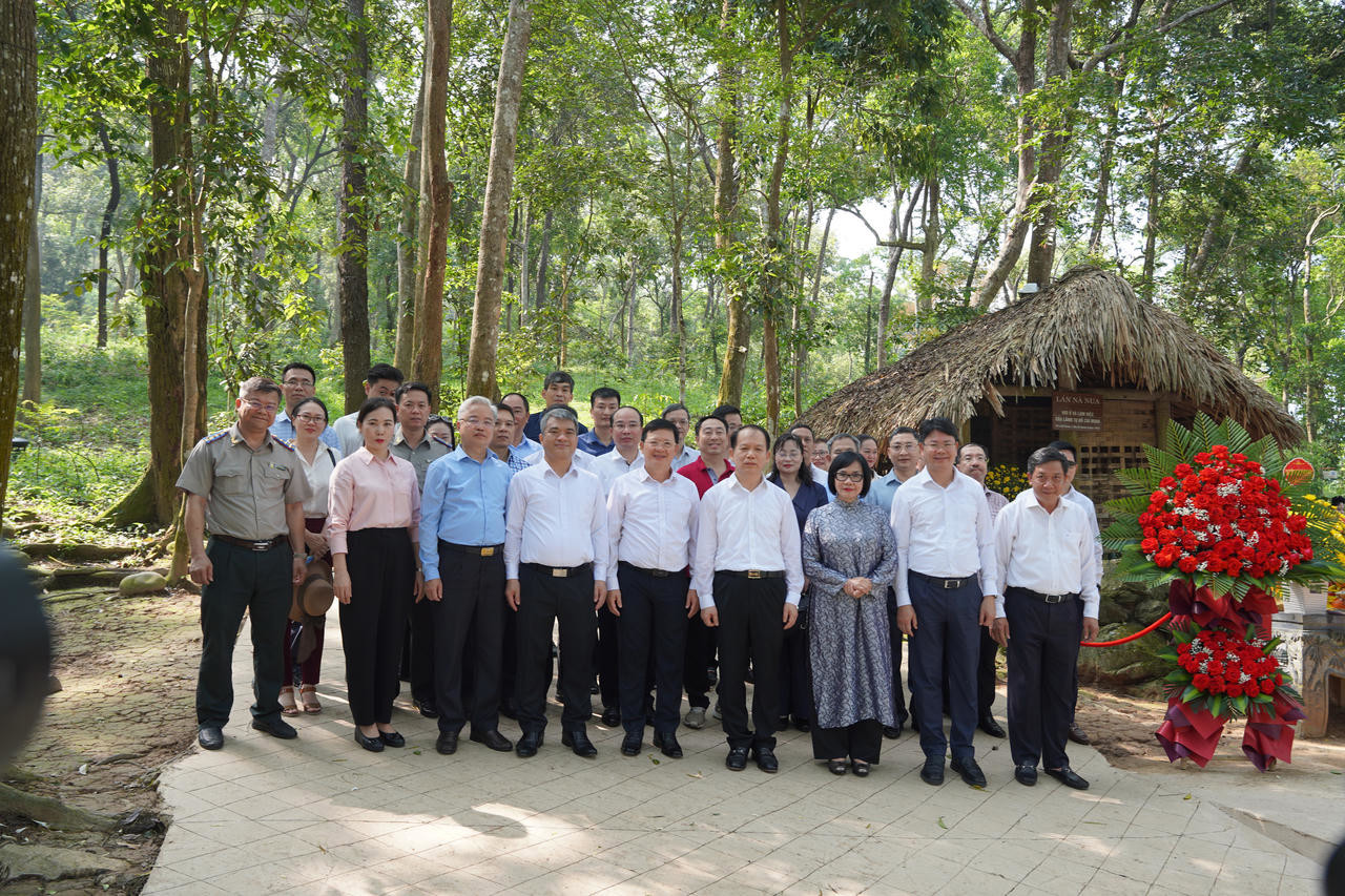 Bộ trưởng Ho&agrave;ng Thanh T&ugrave;ng v&agrave; c&aacute;c l&atilde;nh đạo Bộ Tư ph&aacute;p d&acirc;ng hương tại Khu di t&iacute;ch Tuy&ecirc;n Quang