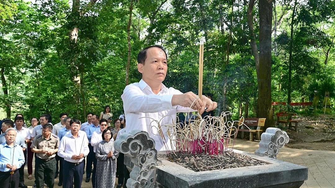 Bộ trưởng Ho&agrave;ng Thanh T&ugrave;ng v&agrave; c&aacute;c l&atilde;nh đạo Bộ Tư ph&aacute;p d&acirc;ng hương tại Khu di t&iacute;ch Tuy&ecirc;n Quang