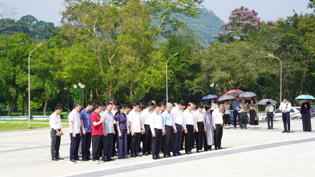 Bộ trưởng Ho&agrave;ng Thanh T&ugrave;ng v&agrave; c&aacute;c l&atilde;nh đạo Bộ Tư ph&aacute;p d&acirc;ng hương tại Khu di t&iacute;ch Tuy&ecirc;n Quang