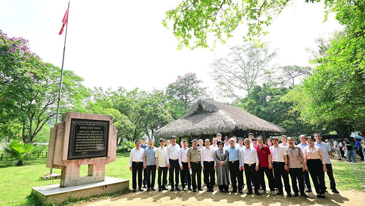 Bộ trưởng Ho&agrave;ng Thanh T&ugrave;ng v&agrave; c&aacute;c l&atilde;nh đạo Bộ Tư ph&aacute;p d&acirc;ng hương tại Khu di t&iacute;ch Tuy&ecirc;n Quang