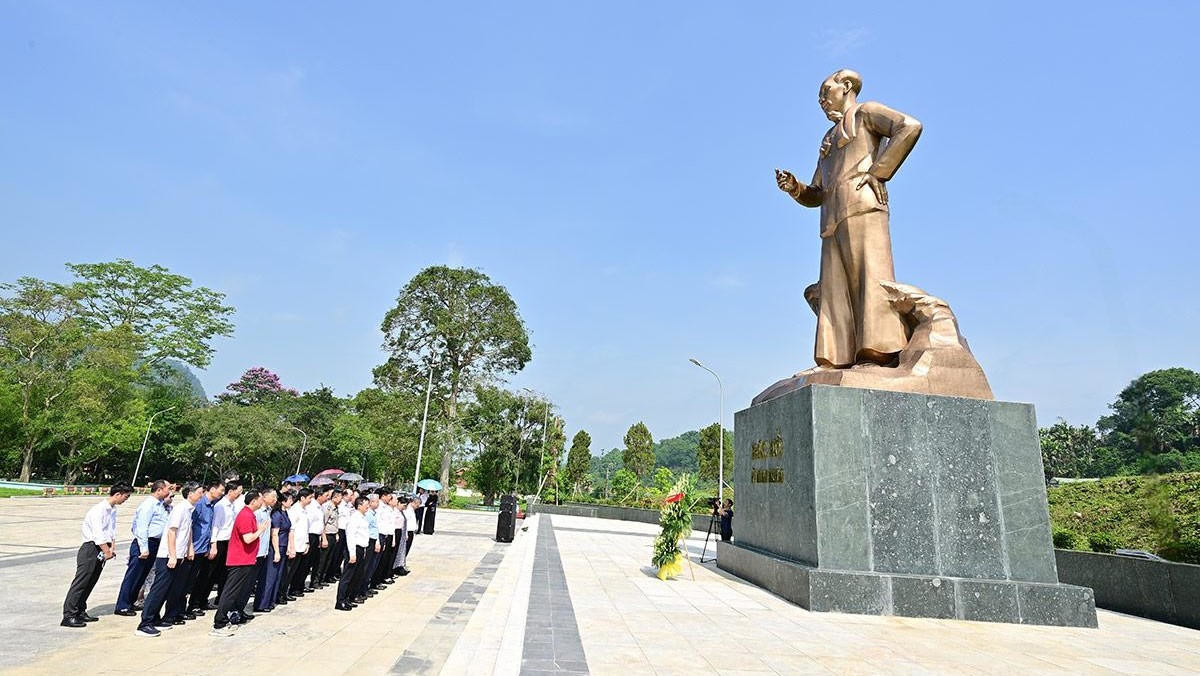 Bộ trưởng Ho&agrave;ng Thanh T&ugrave;ng v&agrave; c&aacute;c l&atilde;nh đạo Bộ Tư ph&aacute;p d&acirc;ng hương tại Khu di t&iacute;ch Tuy&ecirc;n Quang