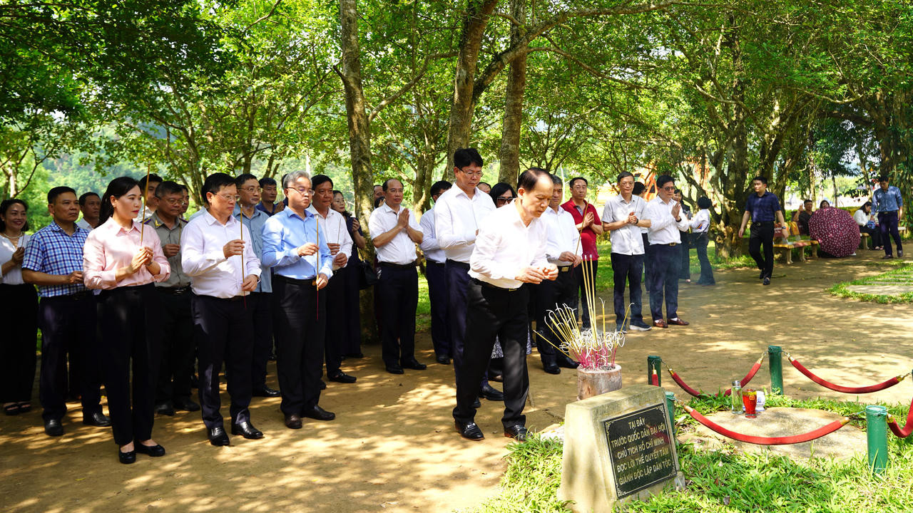 Bộ trưởng Ho&agrave;ng Thanh T&ugrave;ng v&agrave; c&aacute;c l&atilde;nh đạo Bộ Tư ph&aacute;p d&acirc;ng hương tại Khu di t&iacute;ch Tuy&ecirc;n Quang
