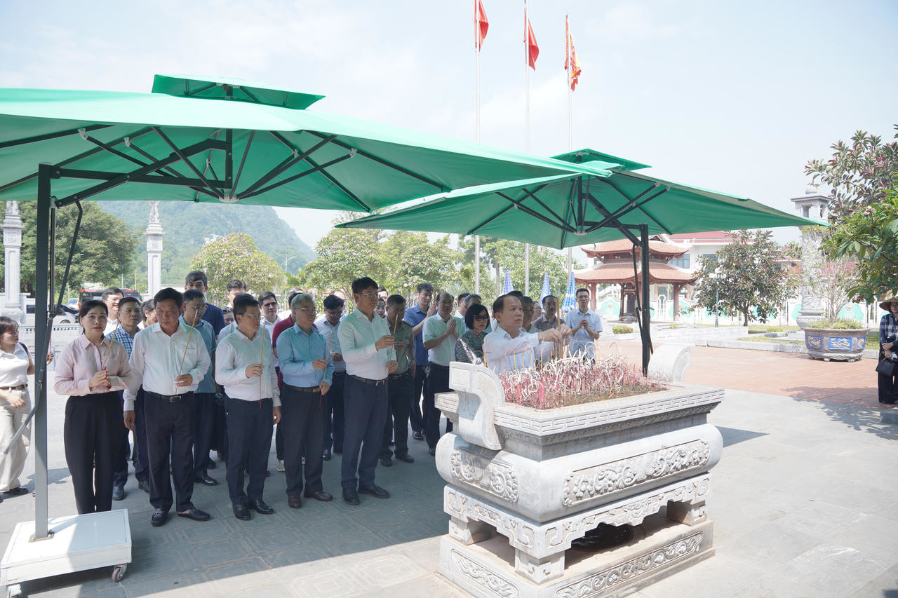 Bộ trưởng Ho&agrave;ng Thanh T&ugrave;ng v&agrave; c&aacute;c l&atilde;nh đạo Bộ Tư ph&aacute;p d&acirc;ng hương tại Khu di t&iacute;ch Tuy&ecirc;n Quang