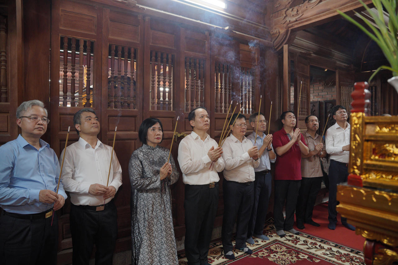 Bộ trưởng Ho&agrave;ng Thanh T&ugrave;ng v&agrave; c&aacute;c l&atilde;nh đạo Bộ Tư ph&aacute;p d&acirc;ng hương tại Khu di t&iacute;ch Tuy&ecirc;n Quang