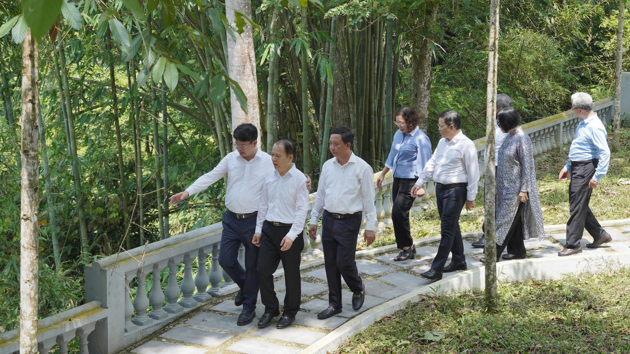 Bộ trưởng Ho&agrave;ng Thanh T&ugrave;ng v&agrave; c&aacute;c l&atilde;nh đạo Bộ Tư ph&aacute;p d&acirc;ng hương tại Khu di t&iacute;ch Tuy&ecirc;n Quang