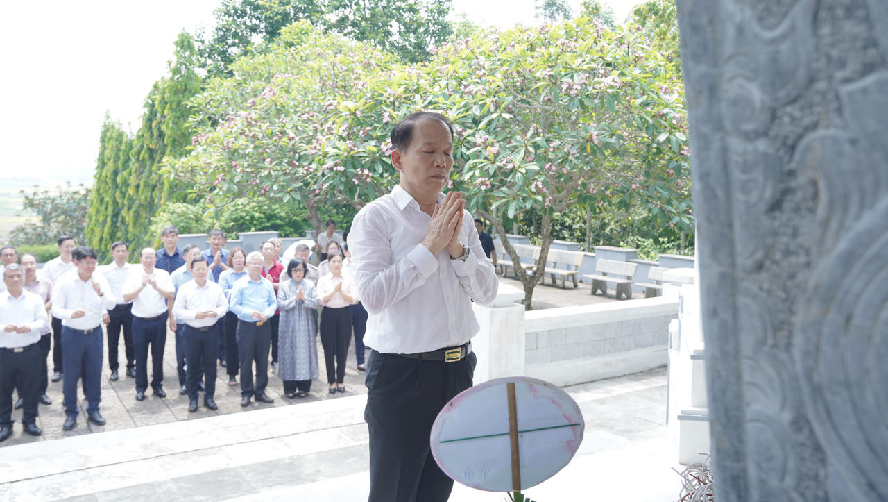 Bộ trưởng Ho&agrave;ng Thanh T&ugrave;ng v&agrave; c&aacute;c l&atilde;nh đạo Bộ Tư ph&aacute;p d&acirc;ng hương tại Khu di t&iacute;ch Tuy&ecirc;n Quang
