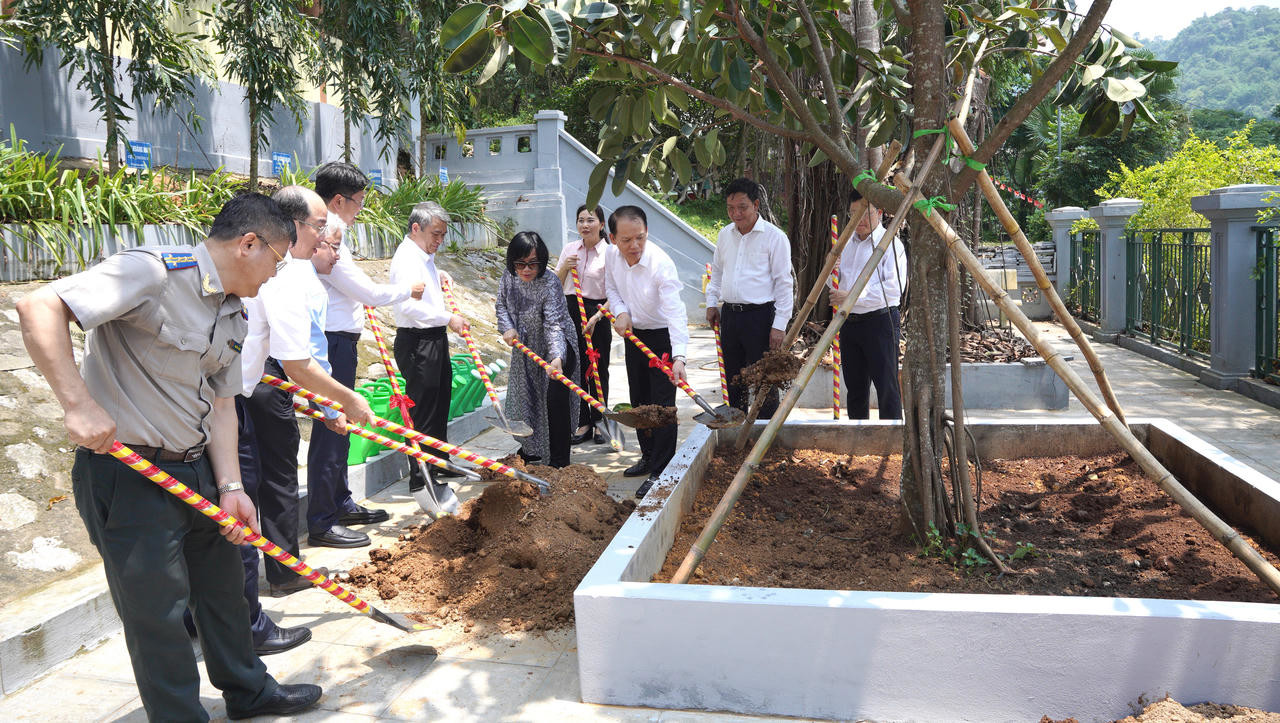 Bộ trưởng Ho&agrave;ng Thanh T&ugrave;ng v&agrave; c&aacute;c l&atilde;nh đạo Bộ Tư ph&aacute;p d&acirc;ng hương tại Khu di t&iacute;ch Tuy&ecirc;n Quang