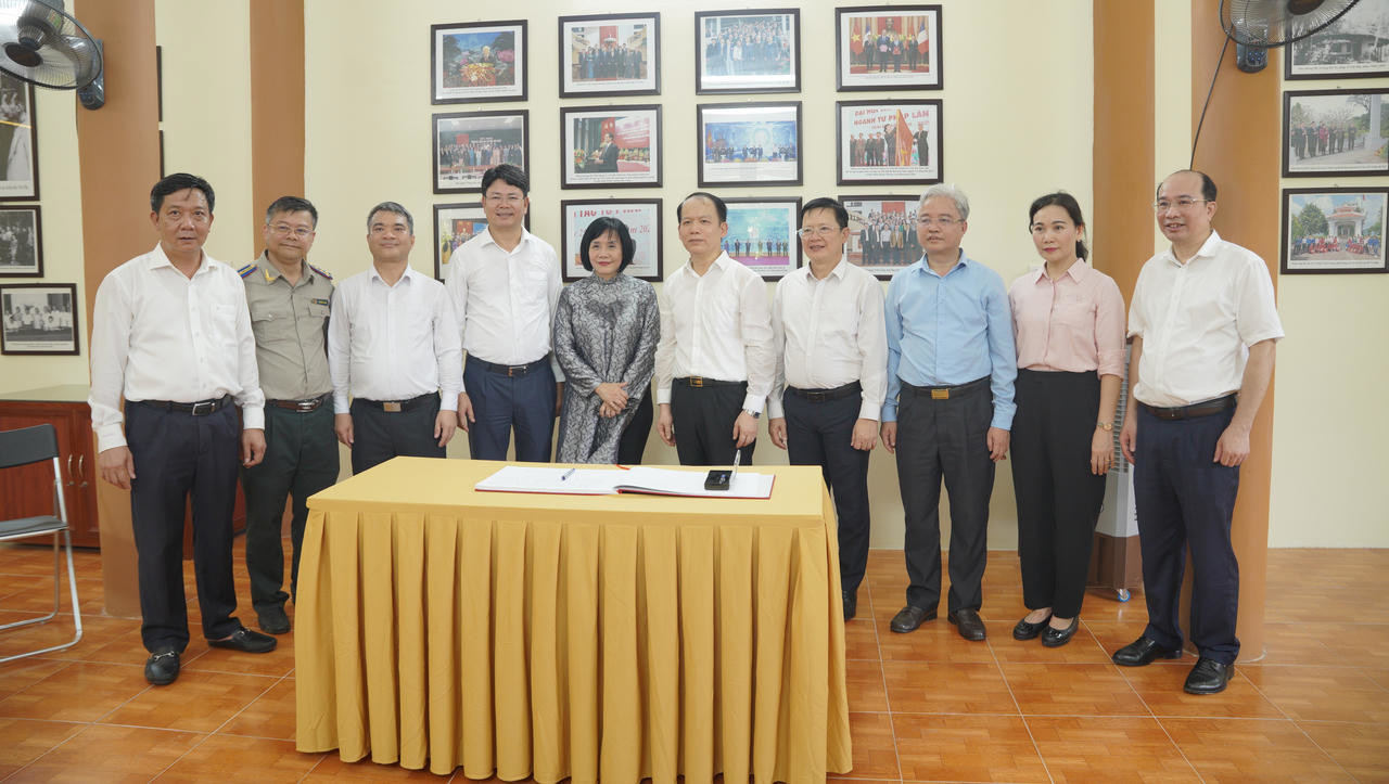 Bộ trưởng Ho&agrave;ng Thanh T&ugrave;ng v&agrave; c&aacute;c l&atilde;nh đạo Bộ Tư ph&aacute;p d&acirc;ng hương tại Khu di t&iacute;ch Tuy&ecirc;n Quang