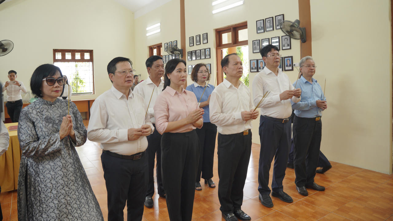 Đo&agrave;n đại biểu d&acirc;ng hương, tưởng niệm v&agrave; b&aacute;o c&ocirc;ng d&acirc;ng B&aacute;c tại nh&agrave; truyền thống Bộ Tư ph&aacute;p. Ảnh: Đức Mạnh.