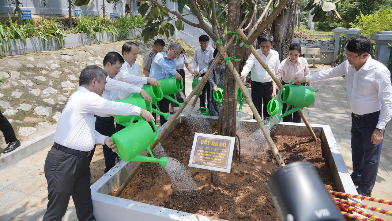 Bộ trưởng Ho&agrave;ng Thanh T&ugrave;ng v&agrave; c&aacute;c l&atilde;nh đạo Bộ Tư ph&aacute;p d&acirc;ng hương tại Khu di t&iacute;ch Tuy&ecirc;n Quang