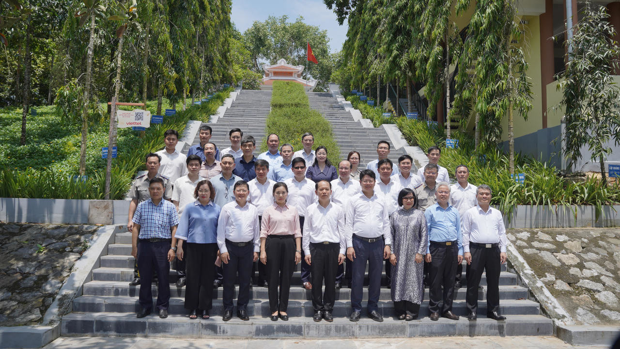 Đo&agrave;n đại biểu Bộ Tư ph&aacute;p chụp h&igrave;nh lưu niệm chuyến h&agrave;nh tr&igrave;nh về nguồn. Ảnh: Đức Mạnh.