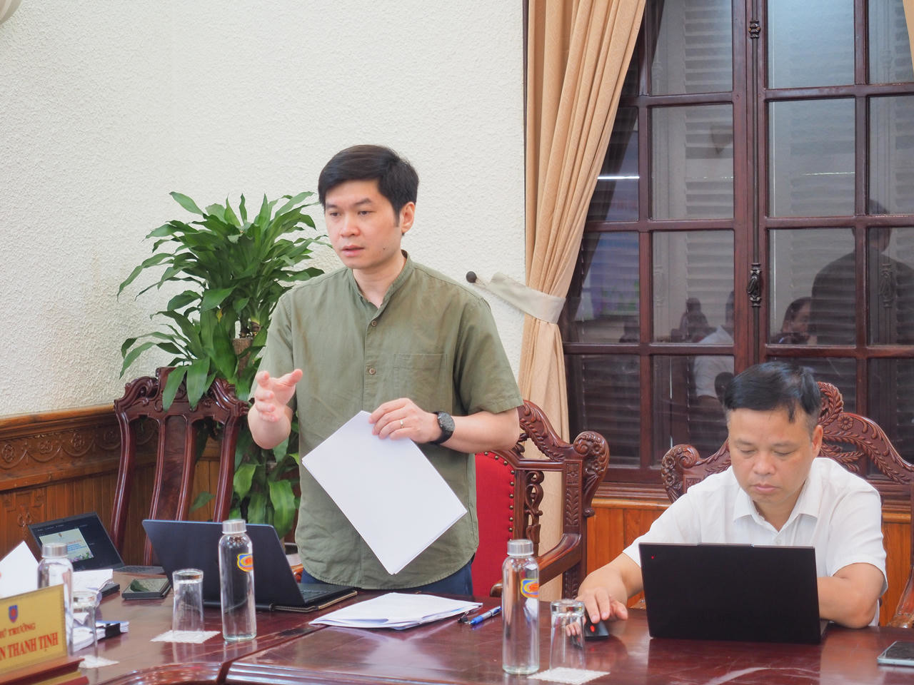 Cục trưởng Cục Công nghệ thông tin Phạm Quang Hiếu báo cáo tại buổi làm việc.