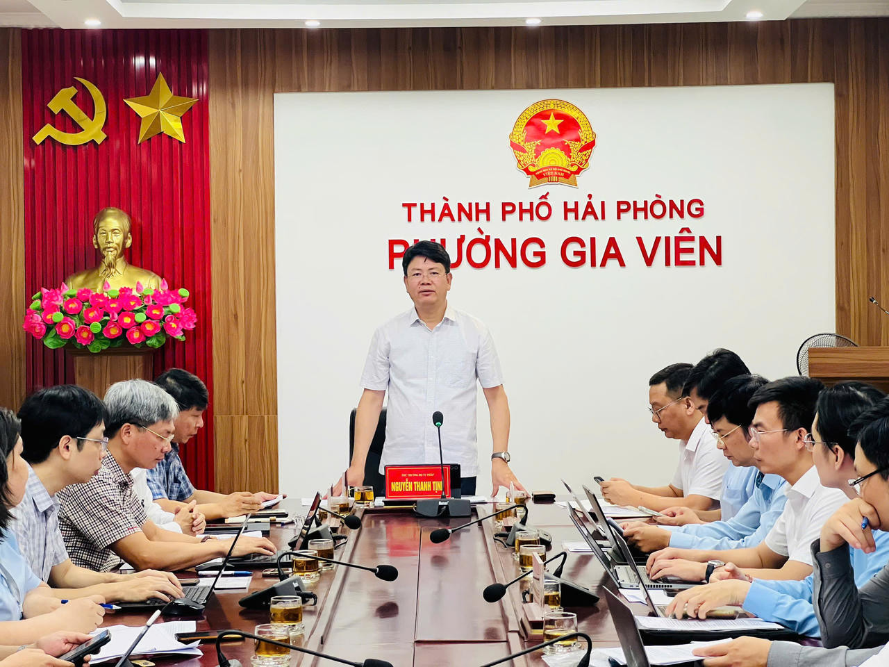 Thứ trưởng Nguyễn Thanh Tịnh c&ugrave;ng Đo&agrave;n c&ocirc;ng t&aacute;c&nbsp;l&agrave;m việc với UBND phường Gia Vi&ecirc;n.