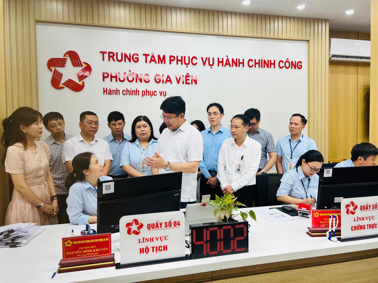Thứ trưởng Bộ Tư ph&aacute;p Nguyễn Thanh Tịnh kiểm tra t&igrave;nh h&igrave;nh vận h&agrave;nh hệ thống giải quyết thủ tục h&agrave;nh ch&iacute;nh tại phường Gia Vi&ecirc;n.