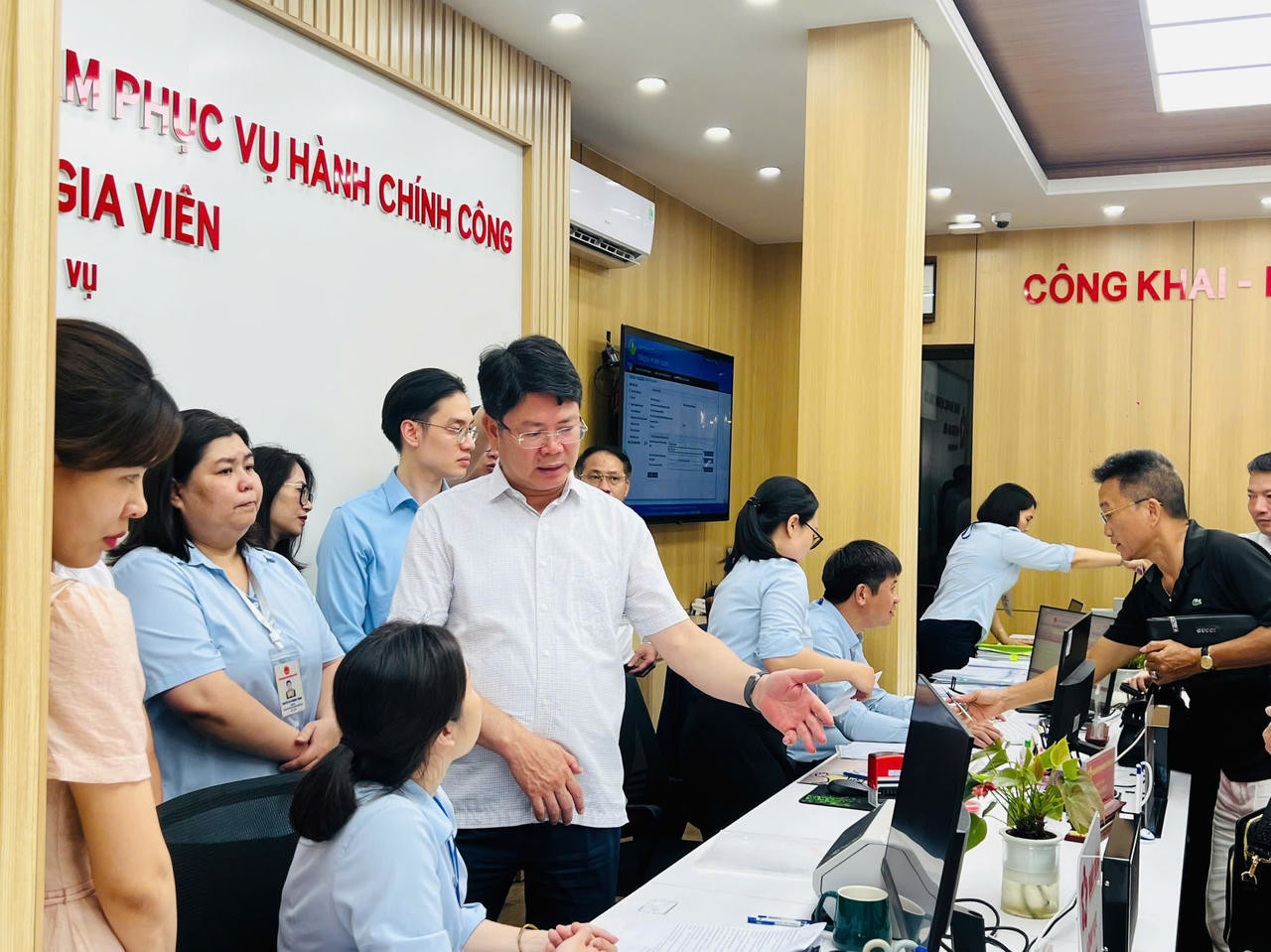 Thứ trưởng Bộ Tư ph&aacute;p Nguyễn Thanh Tịnh trao đổi, động vi&ecirc;n c&aacute;n bộ trực tiếp thực hiện nhiệm vụ tại Trung t&acirc;m Phục vụ h&agrave;nh ch&iacute;nh c&ocirc;ng phường Gia Vi&ecirc;n.