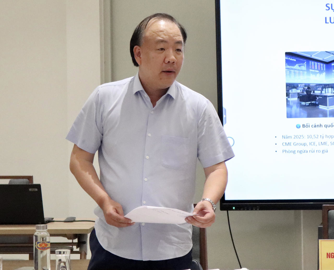 Cục trưởng Cục Quản l&yacute; v&agrave; Ph&aacute;t triển thị trường trong nước (Bộ C&ocirc;ng Thương) Trần Hữu Linh ph&aacute;t biểu tại buổi thẩm định.