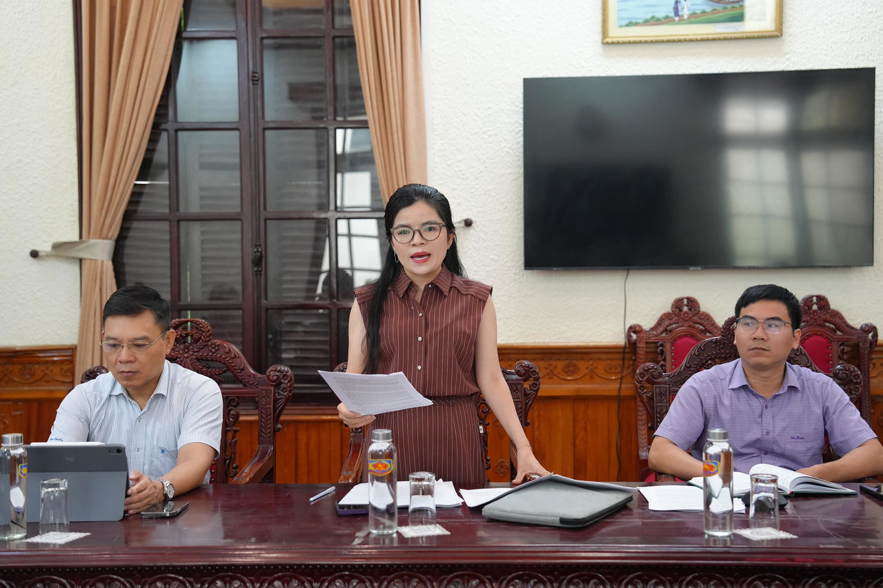Phó Vụ trưởng Nguyễn Thị Phương Liên báo cáo về dự thảo Đề án.