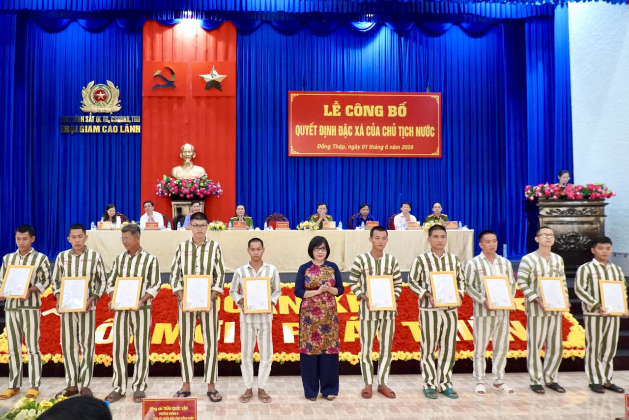 Thứ trưởng Đặng Ho&agrave;ng Oanh trao quyết định đặc x&aacute; cho c&aacute;c phạm nh&acirc;n. &nbsp;Ảnh: Kim Ng&acirc;n