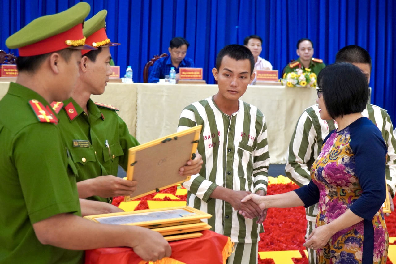 Thứ trưởng Đặng Ho&agrave;ng Oanh dự Lễ c&ocirc;ng bố quyết định đặc x&aacute; năm 2026 tại Trại giam Cao L&atilde;nh