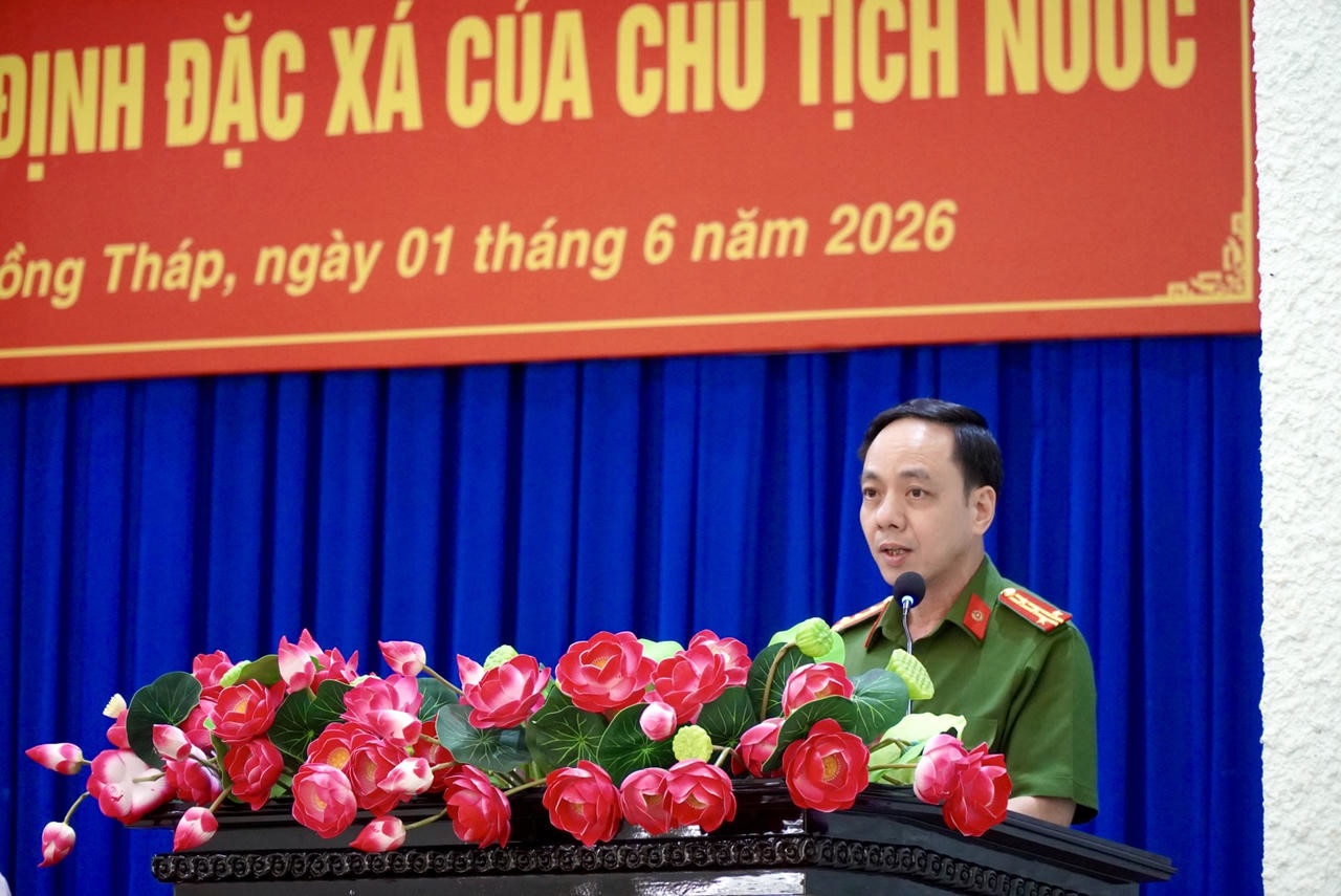 Đại t&aacute; Phạm Văn Duy&ecirc;n &ndash; Gi&aacute;m thị Trại giam Cao L&atilde;nh đ&atilde; c&ocirc;ng bố Quyết định đặc x&aacute; năm 2026 của Chủ tịch nước.&nbsp;Ảnh: Kim Ng&acirc;n