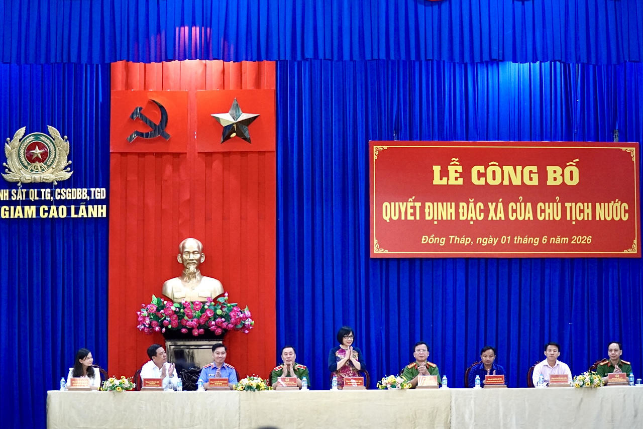 Thứ trưởng Đặng Ho&agrave;ng Oanh dự Lễ c&ocirc;ng bố quyết định đặc x&aacute; năm 2026 tại Trại giam Cao L&atilde;nh