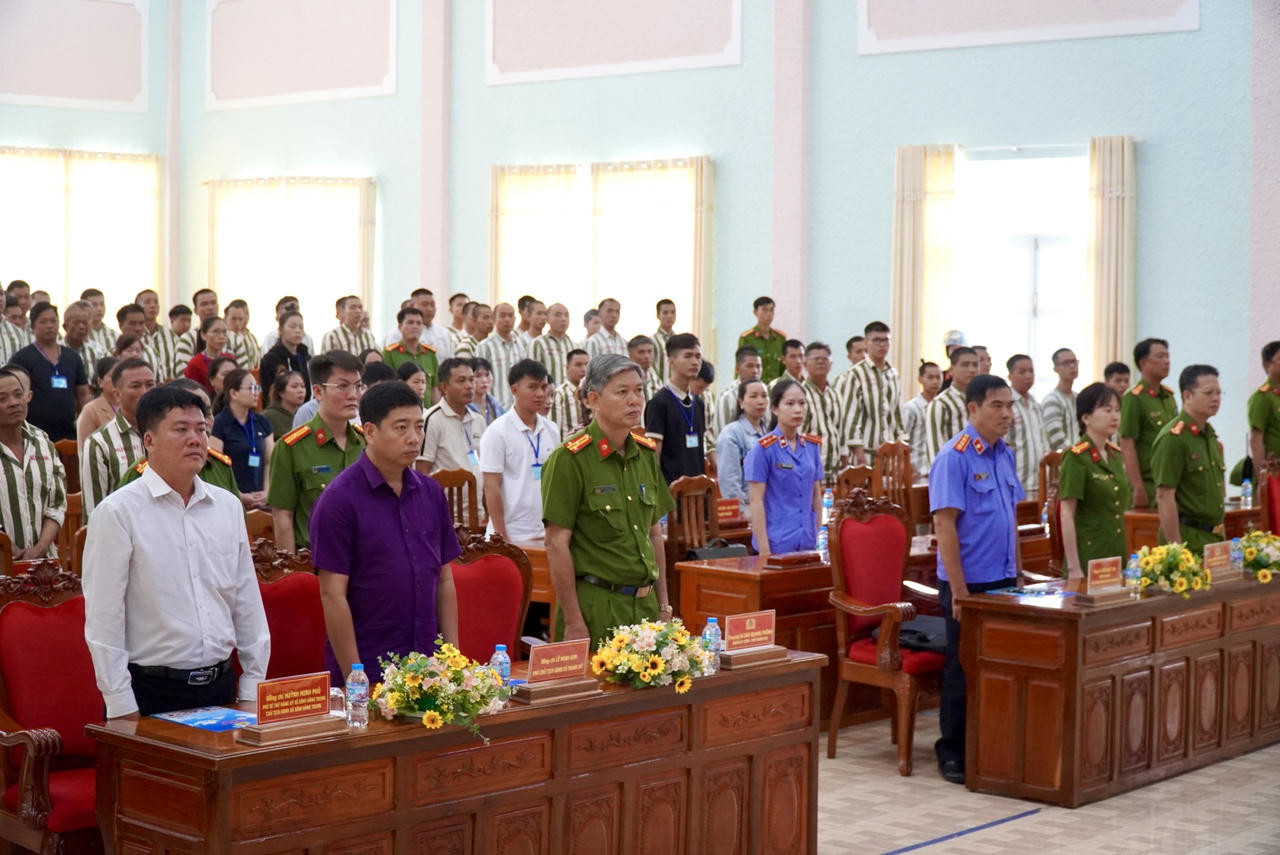 Đại biểu tham dự Lễ đặc x&aacute; năm 2026 của Chủ tịch nước cho c&aacute;c phạm nh&acirc;n đang chấp h&agrave;nh &aacute;n phạt t&ugrave; tại Trại giam Cao L&atilde;nh. Ảnh: Kim Ng&acirc;n