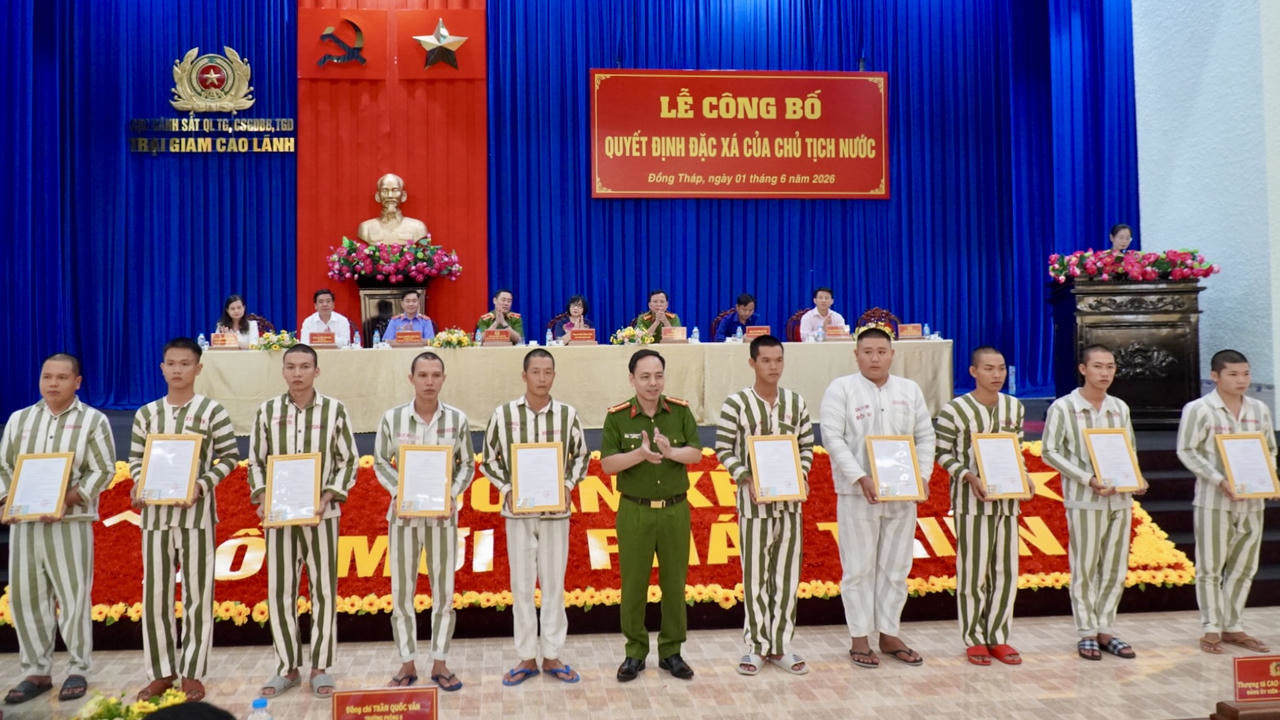 Đại t&aacute; Phạm Văn Duy&ecirc;n &ndash; Gi&aacute;m thị Trại giam Cao L&atilde;nh&nbsp;trao quyết định đặc x&aacute; cho c&aacute;c phạm nh&acirc;n. Ảnh: Kim Ng&acirc;n