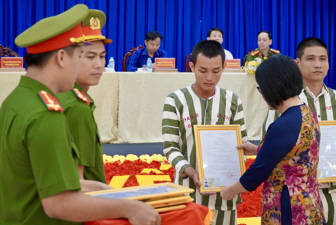 Thứ trưởng Đặng Ho&agrave;ng Oanh dự Lễ c&ocirc;ng bố quyết định đặc x&aacute; năm 2026 tại Trại giam Cao L&atilde;nh