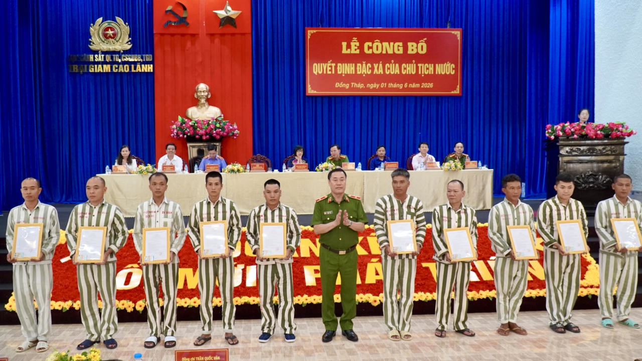 Thiếu tướng Phạm Văn Th&acirc;n - Ph&oacute; Cục trưởng Cục C10, Bộ C&ocirc;ng an trao quyết định đặc x&aacute; cho c&aacute;c phạm nh&acirc;n. Ảnh: Kim Ng&acirc;n