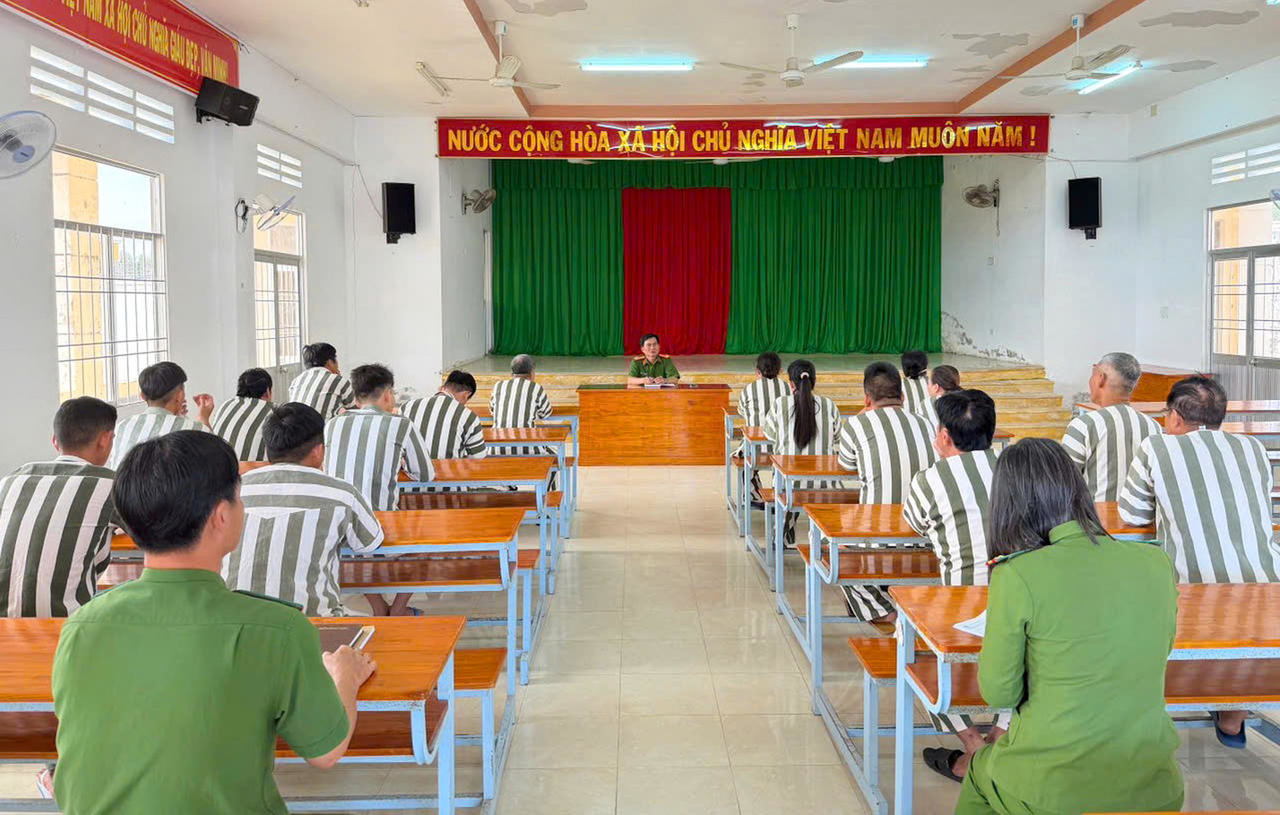 C&ocirc;ng t&aacute;c gi&aacute;o dục ph&aacute;p luật cho phạm nh&acirc;n tại c&aacute;c Trại tạm giam C&ocirc;ng an tỉnh C&agrave; Mau lu&ocirc;n được ch&uacute; trọng thực hiện.