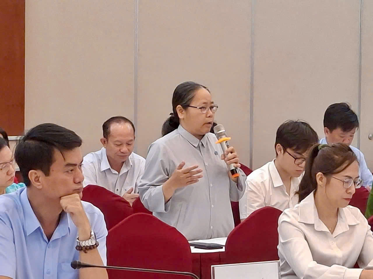 Đại diện Trung t&acirc;m bảo trợ trẻ em Tam B&igrave;nh đ&oacute;ng g&oacute;p &yacute; kiến về sửa đổi, bổ sung Luật Nu&ocirc;i con nu&ocirc;i (Ảnh: B&ugrave;i Y&ecirc;n).
